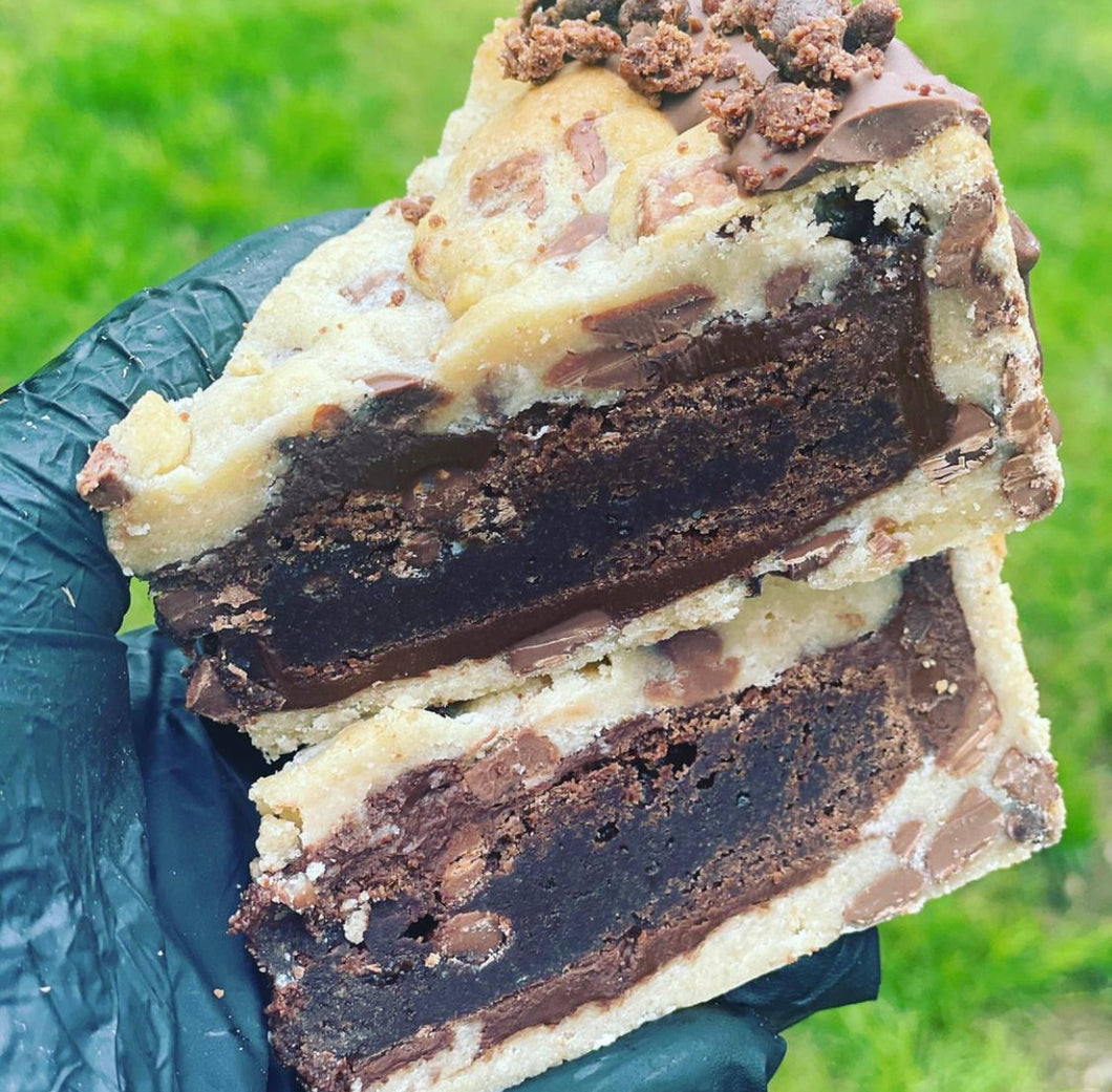 Cookie pie stuffed with brownie (whole)